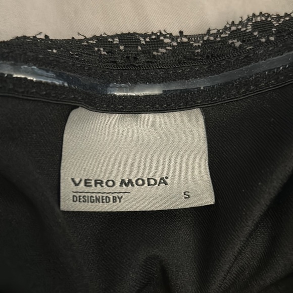 Beautiful one sleeve black lace dress - Picture 2 of 3